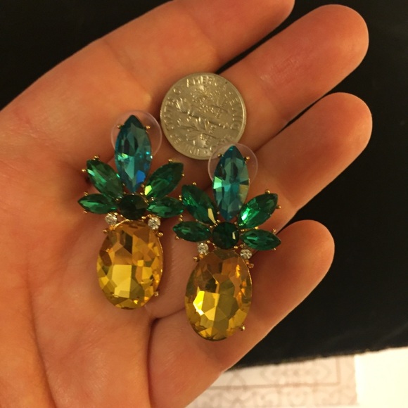 New!!! Beautiful Crystal PIneapple Earrings - Picture 6 of 7